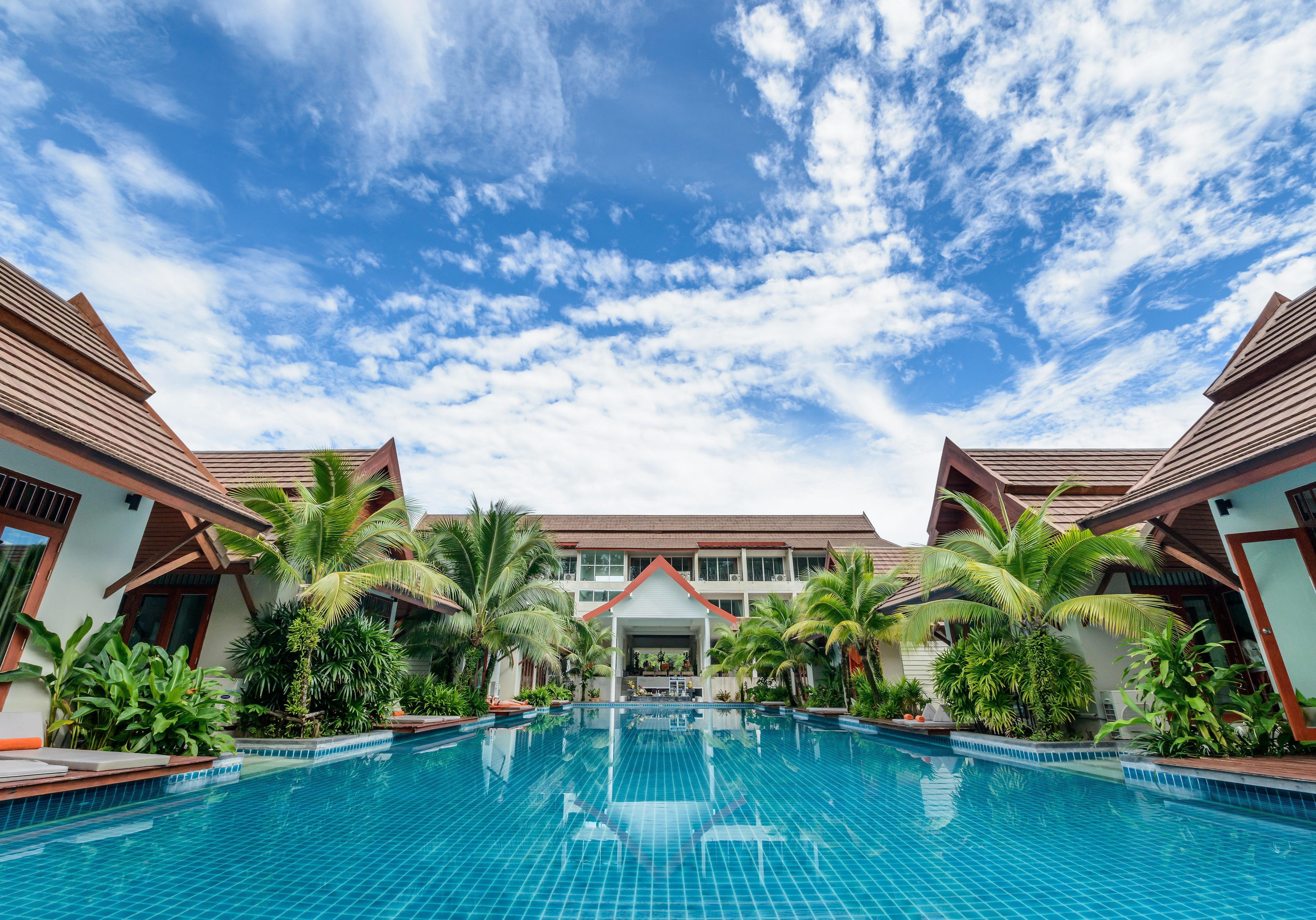dug-out-pool-hotel-poolside-1134176 dug-out-pool-hotel-poolside-1134176